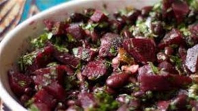 سلطة حمراء غنية بالعناصر الغذائية وسهلة التحضير
