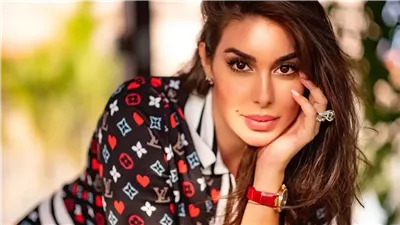 ياسمين صبري بالعباءة والحجاب